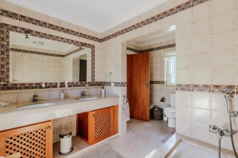 24 BATHROOM (1).JPG