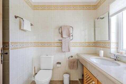 27 BATHROOM.JPG