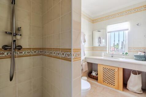 28 BATHROOM.JPG
