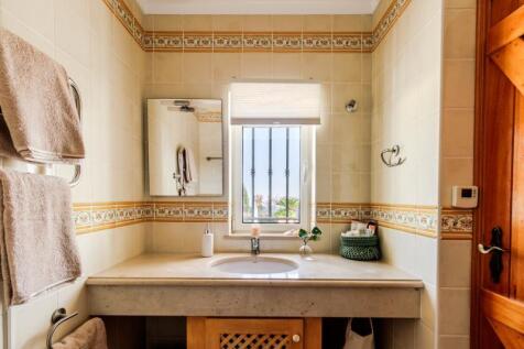 29 BATHROOM.JPG