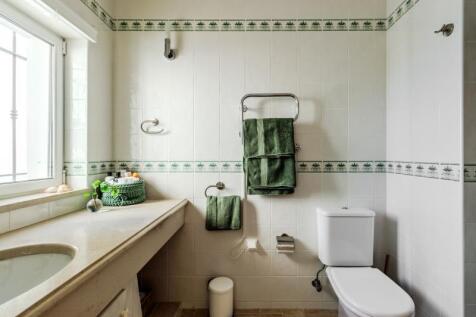 32 BATHROOM.JPG