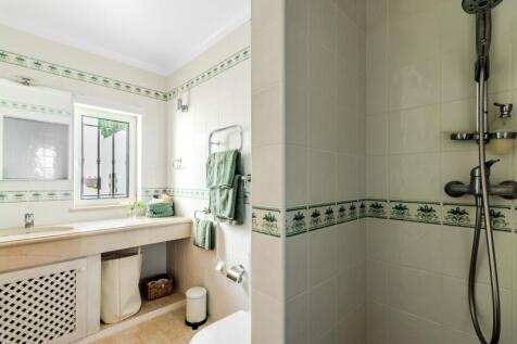 33 BATHROOM (1).JPG