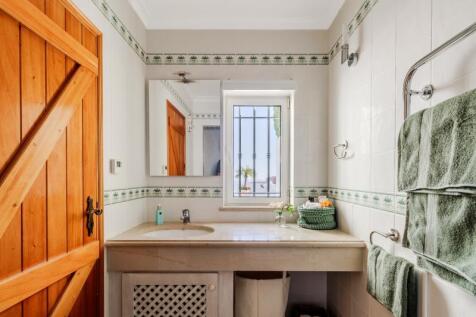 34 BATHROOM (1).JPG