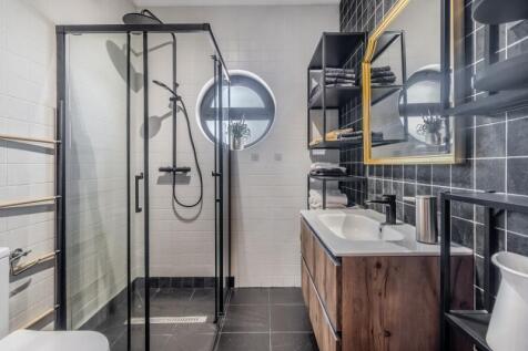 8 BATHROOM.jpg