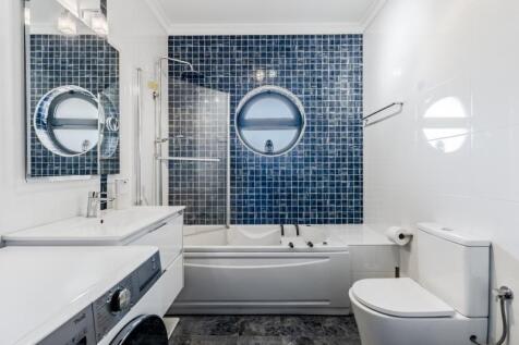 11.1 BATHROOM.jpg