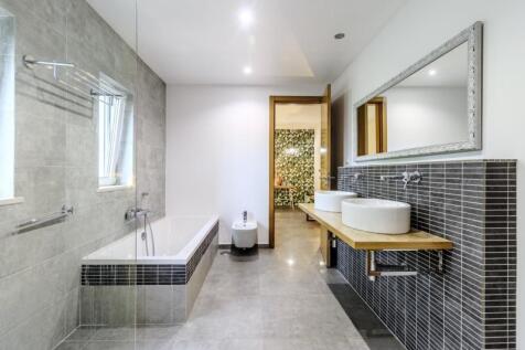 16 bathroom.jpg