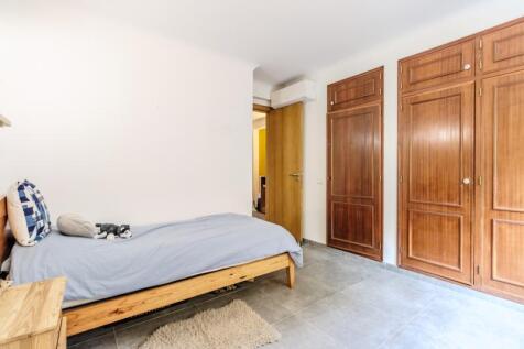 21 bedroom.jpg