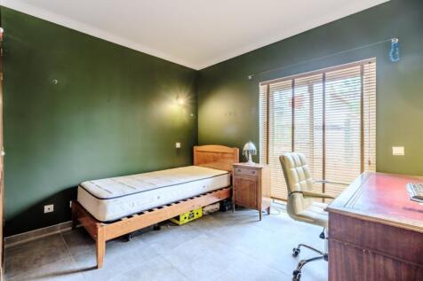 22 bedroom.jpg
