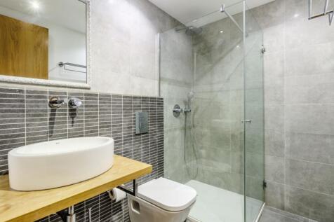 25 bathroom.jpg