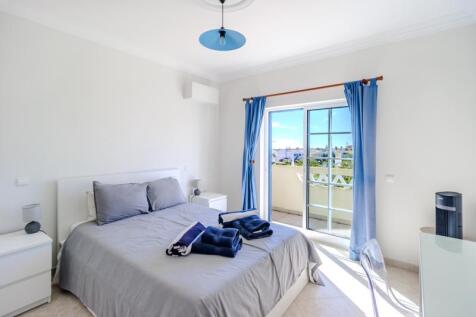 21 BEDROOM (2).JPG