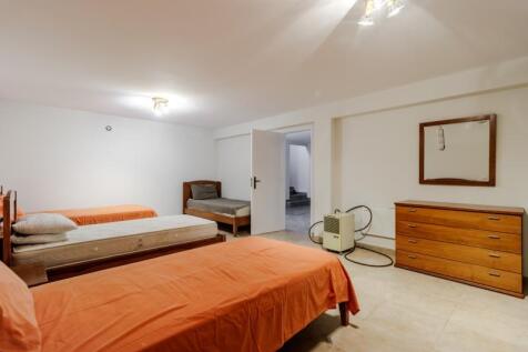 31 BEDROOM (2).JPG