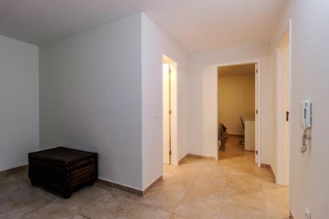 32 HALLWAY (2).JPG