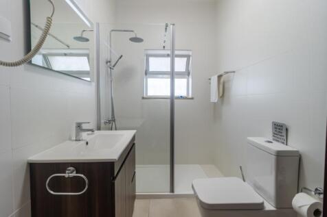 21 bathroom.jpg