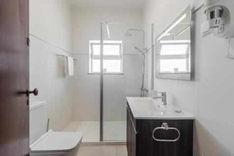 15 bathroom.jpg