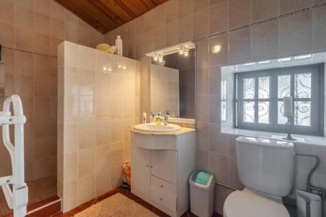 41 studio bathroom.jpg