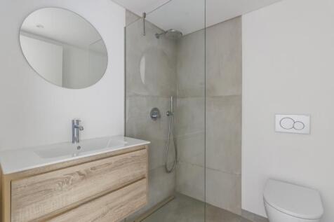 basement bathroom 2.jpg