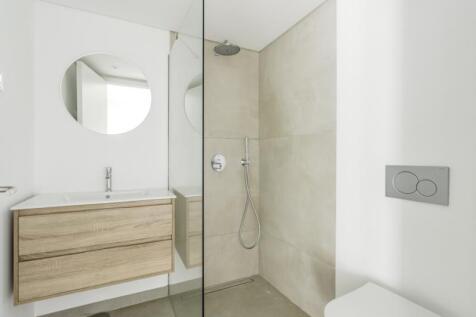 basement bathroom 1.jpg