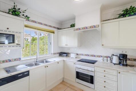 15 KITCHEN.jpg