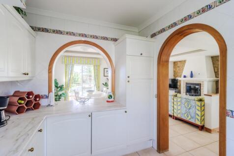 16 KITCHEN.jpg