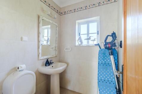 17 BATHROOM.jpg