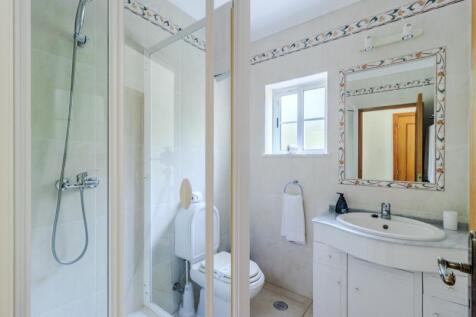 20 BATHROOM.jpg