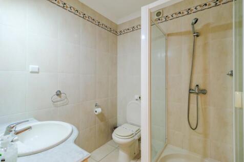 22 BATHROOM.jpg