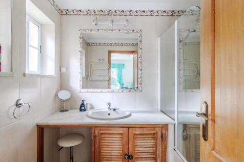 27 BATHROOM.jpg