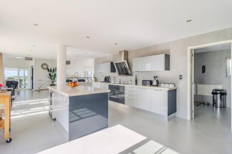 4 KITCHEN (1).JPG