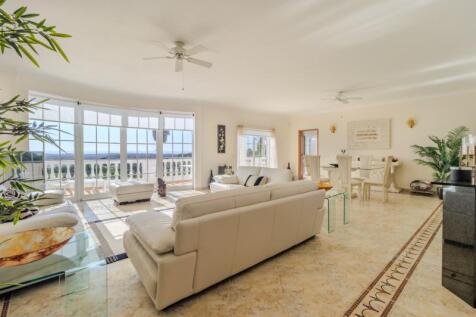 9 LIVING ROOM (1).JPG
