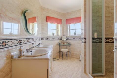 29.2 BATHROOM (1).JPG