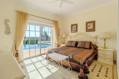 34 BEDROOM (1).JPG
