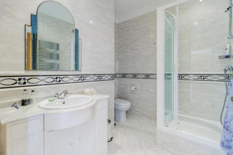 36 BATHROOM (1).JPG
