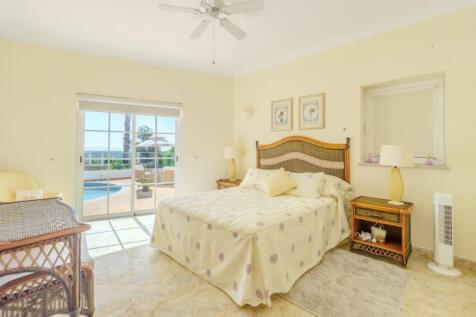 37 BEDROOM (1).JPG