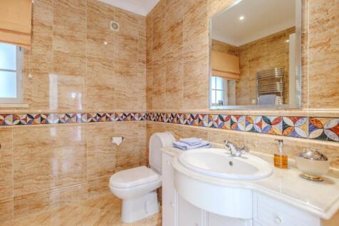 39 BATHROOM.JPG