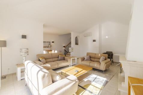 Living area (Large).jpg