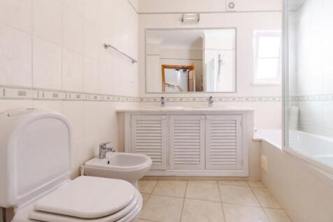 Bathroom (Large).jpg