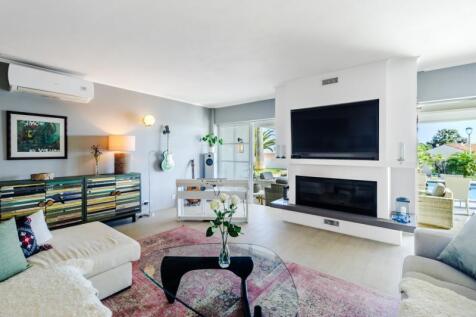 4 LIVING ROOM.jpg
