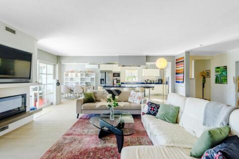 5 LIVING ROOM.jpg