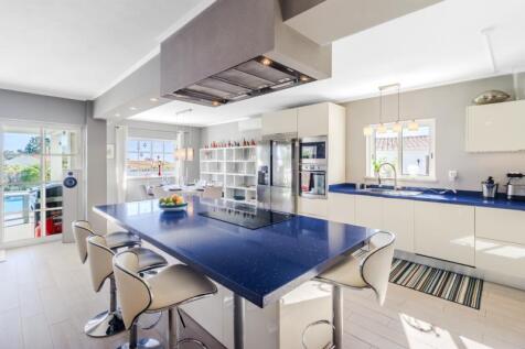 10 KITCHEN.jpg