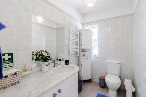 14 BATHROOM.jpg