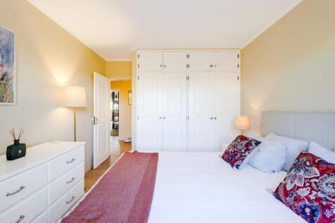 16 BEDROOM.jpg
