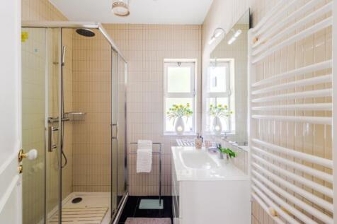 19 BATHROOM.jpg