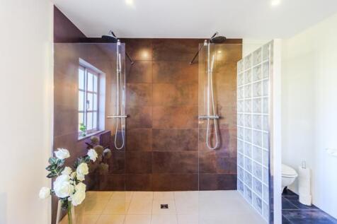 27 BATHROOM.jpg