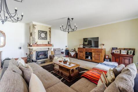 5 LIVING ROOM.jpg