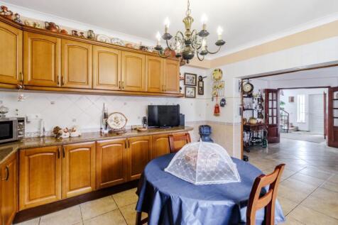 12 KITCHEN.jpg