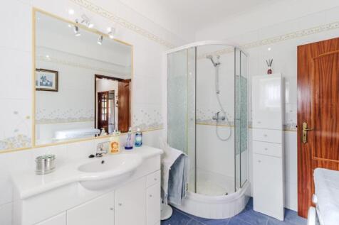 20 BATHROOM.jpg