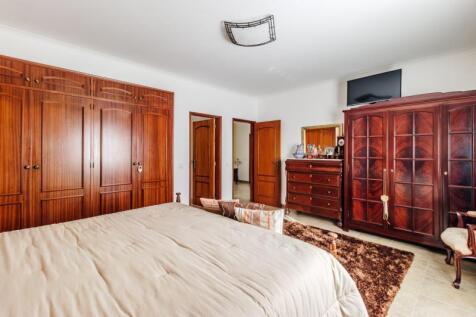27 BEDROOM.jpg