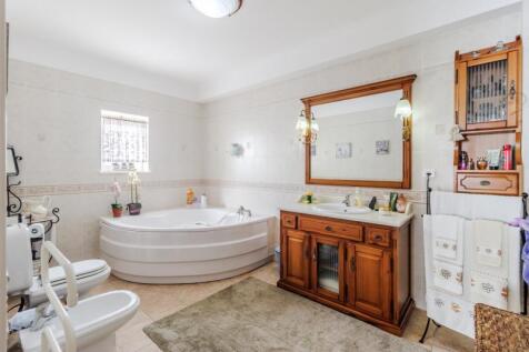 28 BATHROOM.jpg