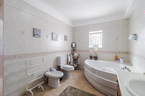 29 BATHROOM.jpg