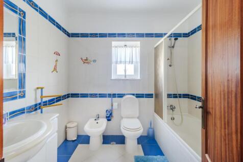 42 BATHROOM.jpg